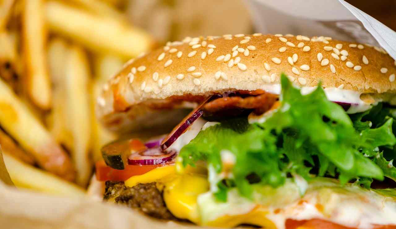 Hamburger e patatine (Pixabay foto) - www.notiziesecche.it