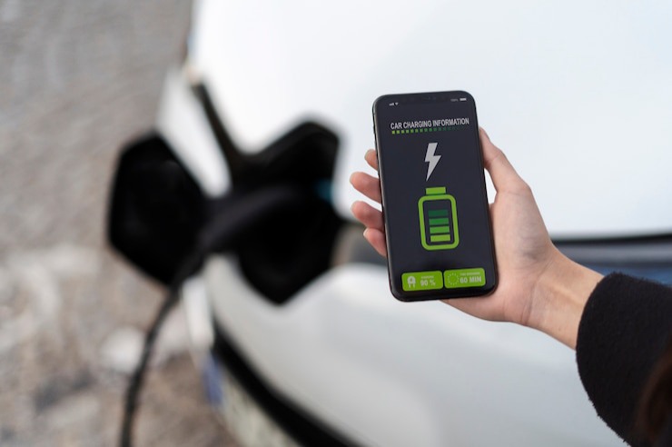 Uomo con cellulare in carica