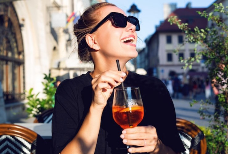 Donna beve spritz