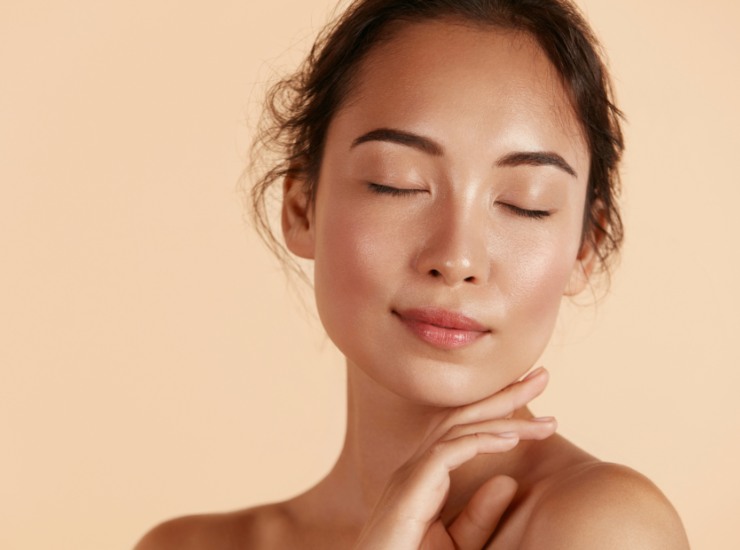 Illustrazione di una donna dopo aver utilizzato la skin care (Canva FOTO) - notiziesecche.it