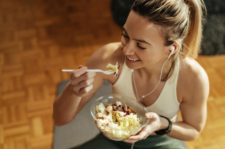 Donna che mangia insalata di riso