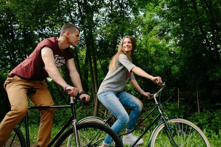 Coppia in bicicletta
