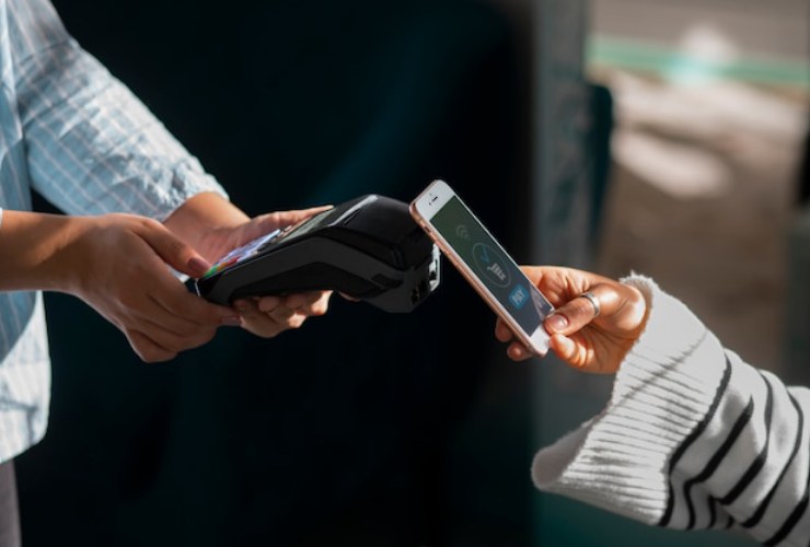 Persona che paga con il pos