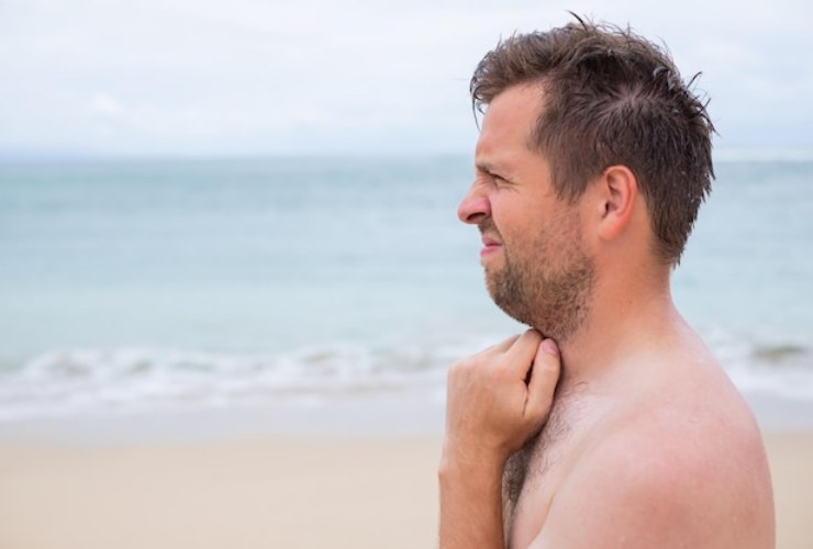 Uomo preoccupato in spiaggia