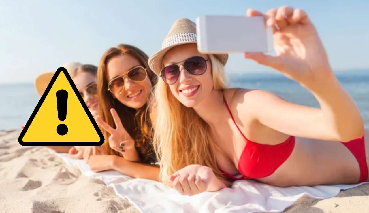 Smartphone in spiaggia (Depositphotos foto) - www.notiziesecche.it