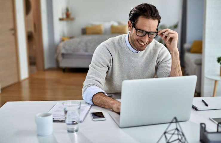 Uomo che lavora in smart working