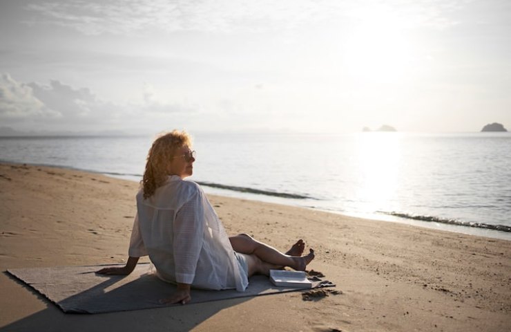 Donna che si rilassa in vacanza