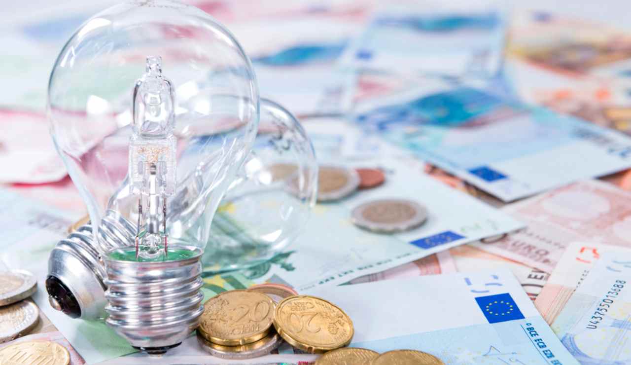 Risparmio in bolletta (Depositphotos foto) - www.notiziesecche.it
