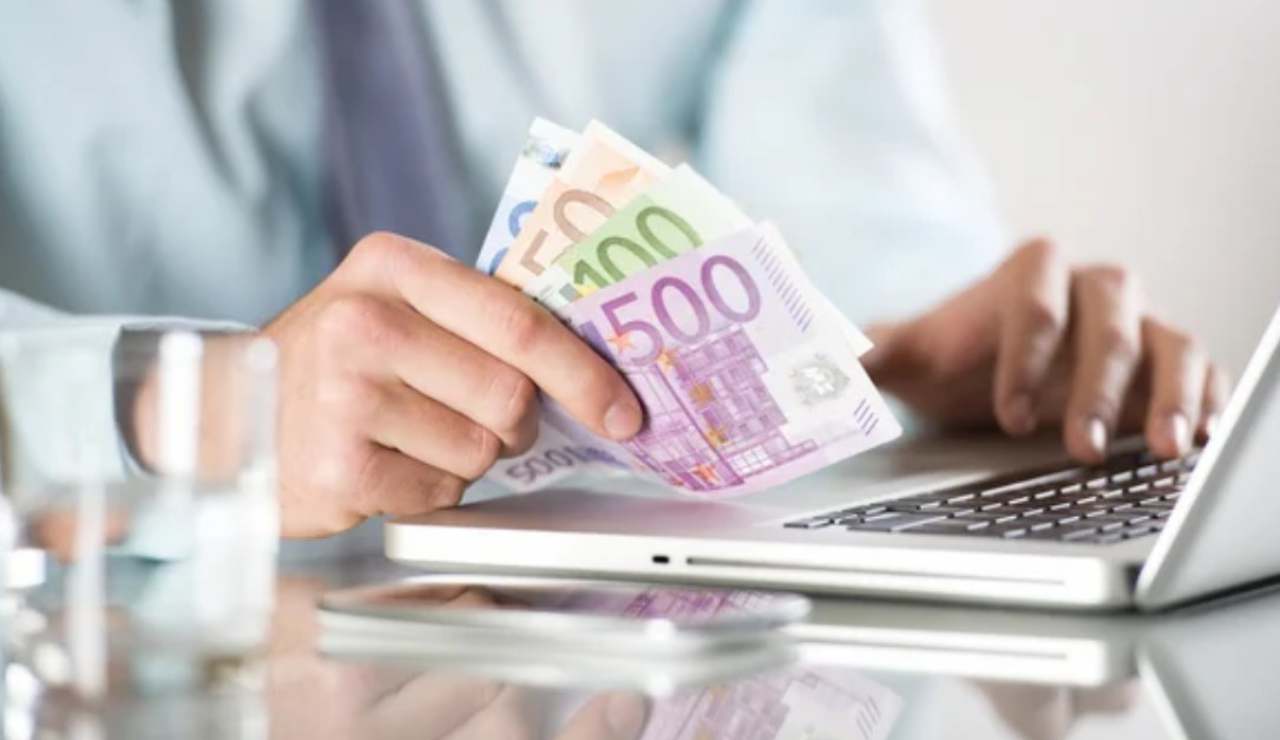 Smartworking e soldi (Depositphotos foto) - www.notiziesecche.it