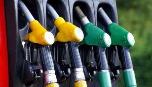 Alcune pompe di benzina (Pixabay)