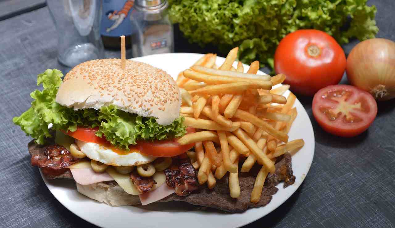 Alimenti che alimentano il colesterolo (Pixabay)