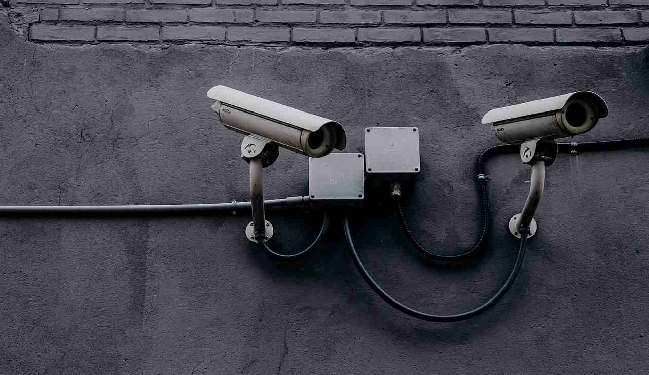 Due telecamere di sorveglianza (Pixabay)