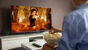 Una persona mentre guarda un film (Pixabay) (1)