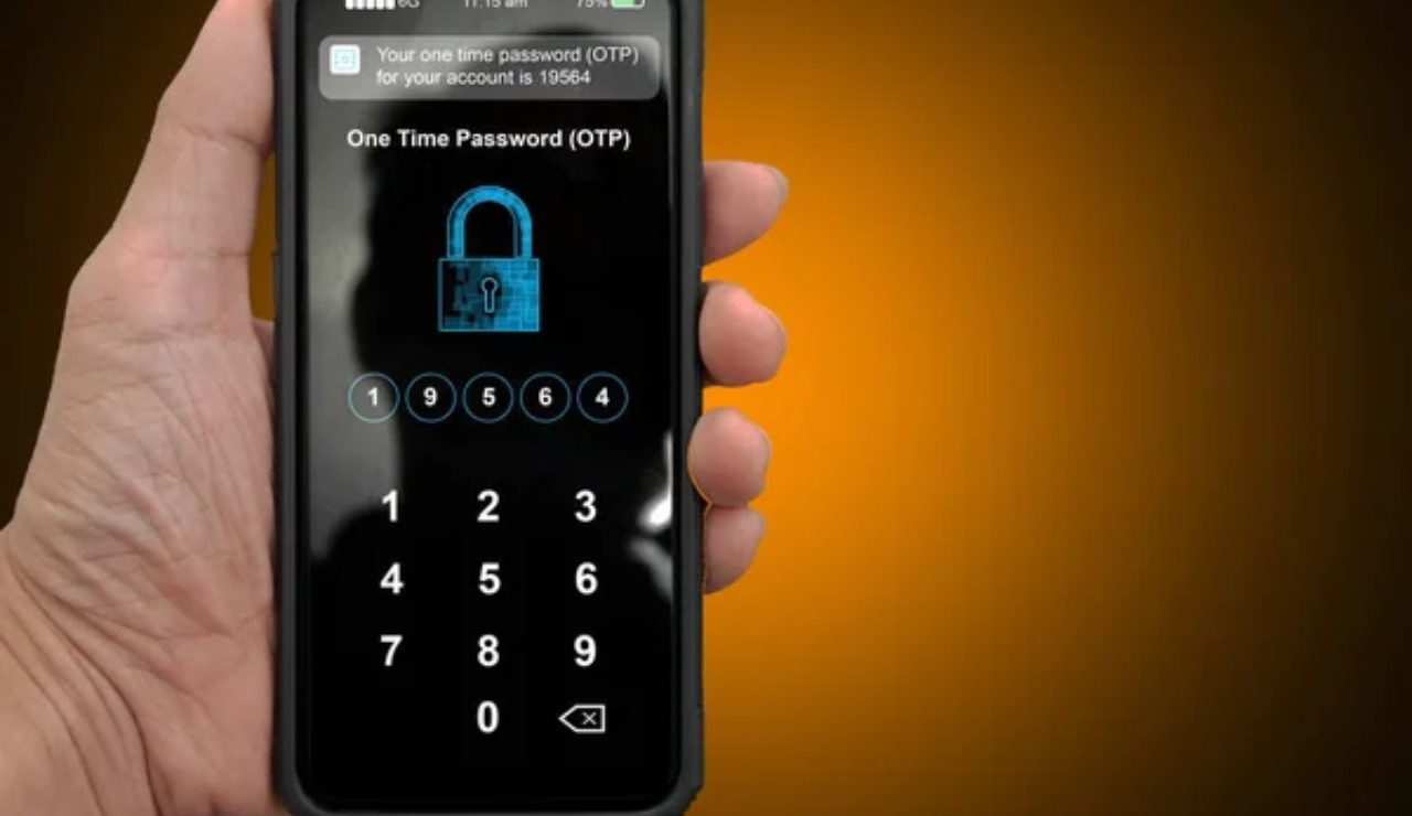 Una password appena digitata sul cellulare (Depositphotos)