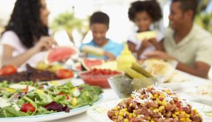 famiglia felice a tavola