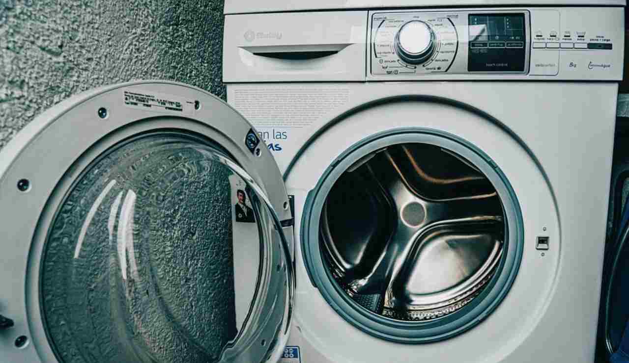 Illustrazione di una lavatrice (Pixabay FOTO) - notiziesecche.it