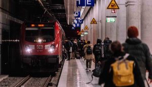 Passeggeri pronti a salire sul treno