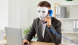 uomo mascherato al telefono