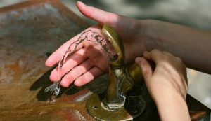Acqua che esce dal rubinetto