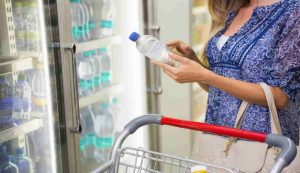 bottiglie di plastica al supermercato