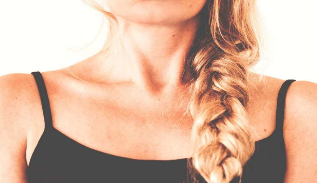 Vuoi un collo più giovane? Ecco 5 esercizi rapidi per contrastare la pelle cadente