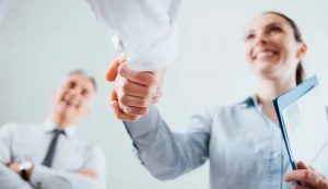 Colloquio di lavoro stretta di mano