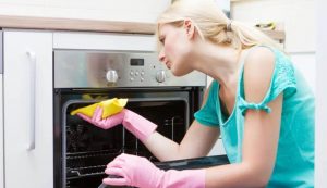 Donna pulisce forno