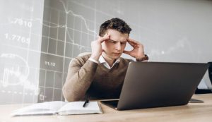 persona sforzandosi di pensare