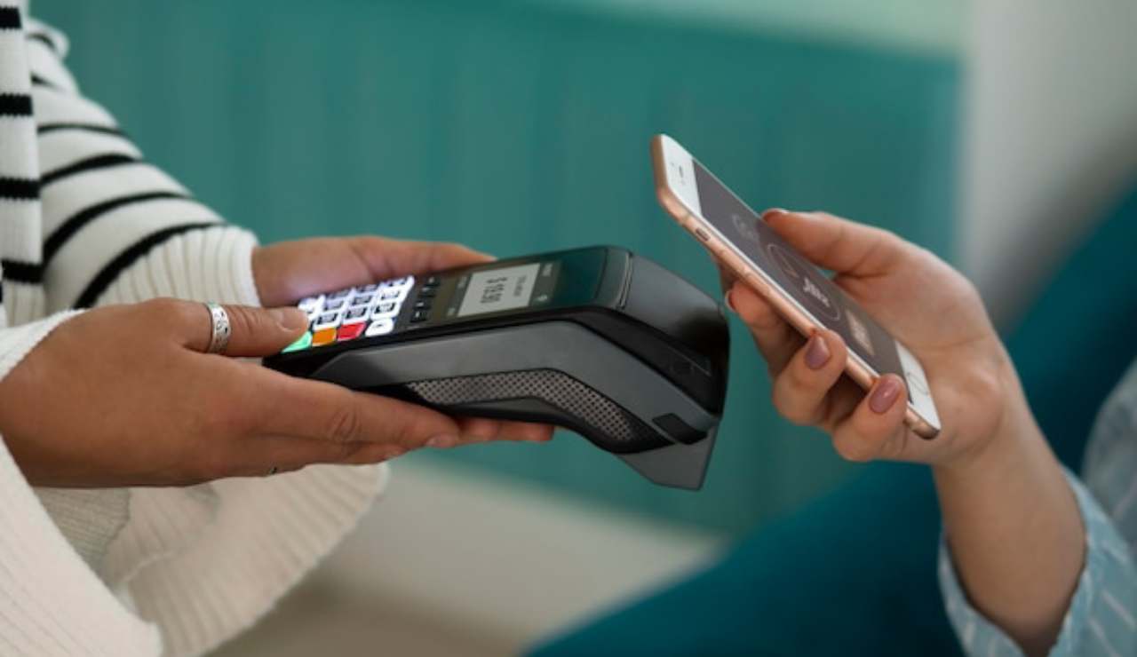 Persona che paga con il pos