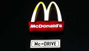 Illustrazione dell'insegna di un McDonald's (Pixabay FOTO) - www.notiziesecche.it