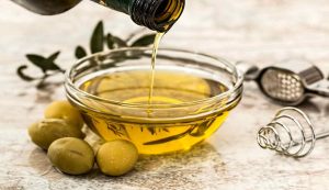 olio di oliva con olive