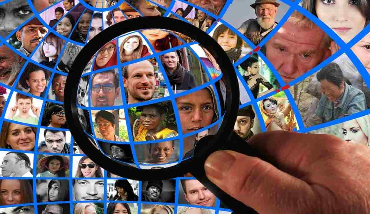 lente di ingrandimento su privacy delle persone