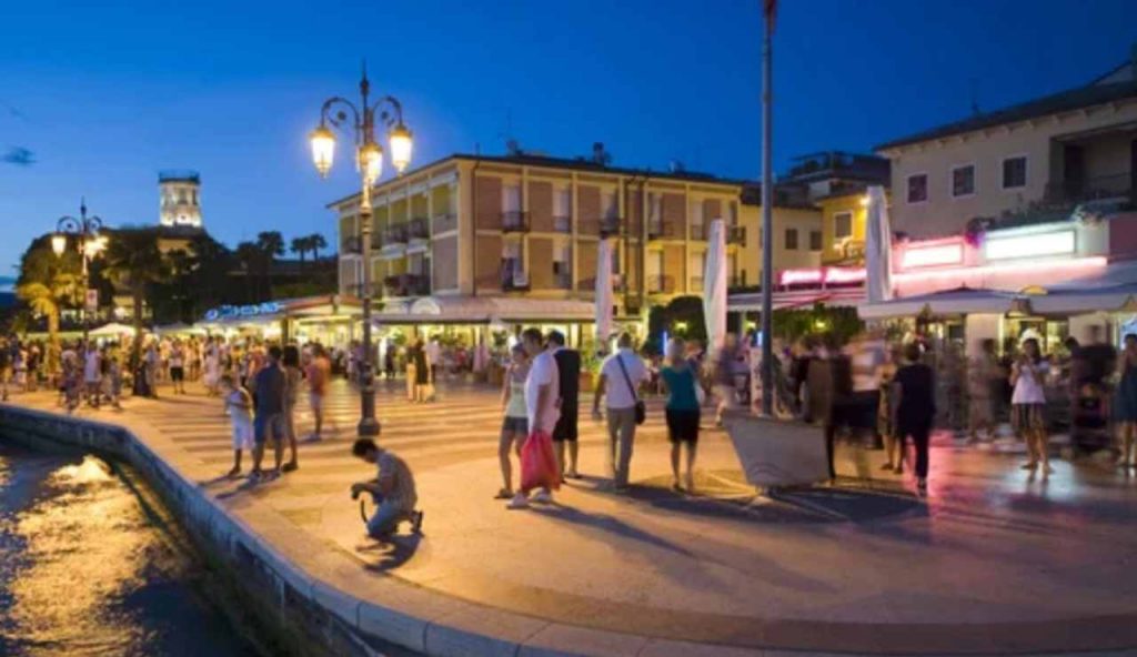 Splendido borgo sul lago (Depositphotos foto)