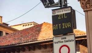 Scudo Verde 1 aprile città italiana circolare auto