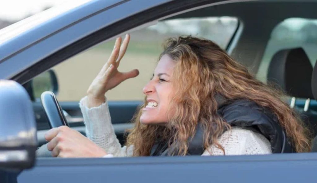 Rivolta codice strada multano cellulare auto ferma