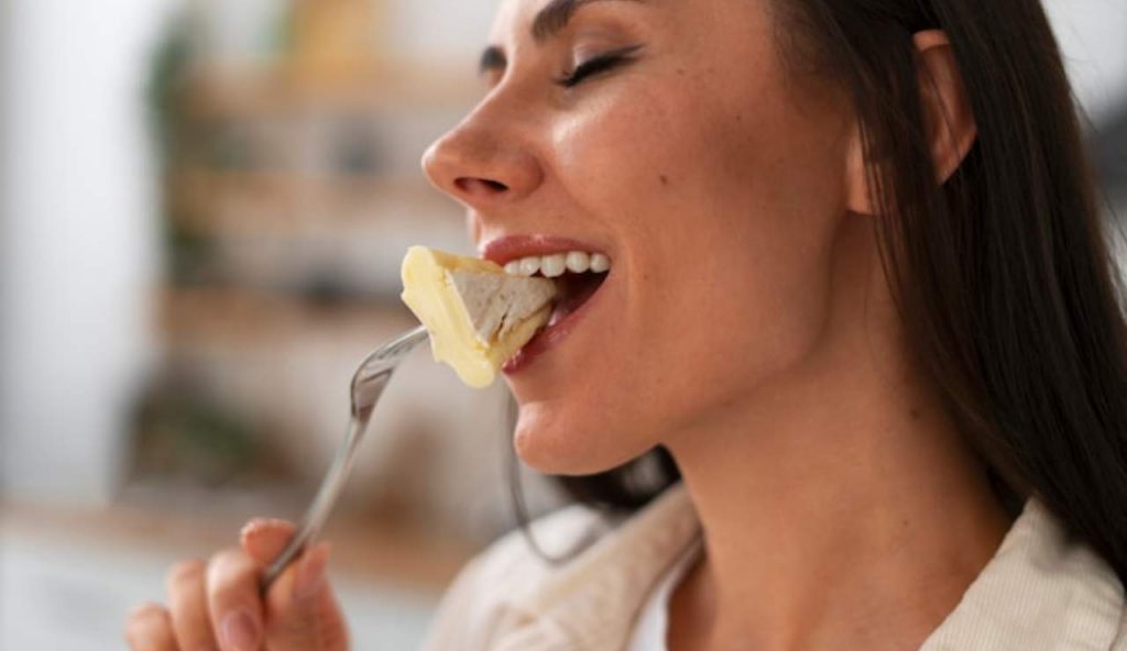 Donna mangia formaggi