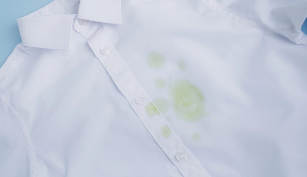 macchia d'olio su camicia