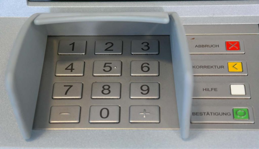 Si trema davanti al Bancomat: non superare questa cifra del prelievo | Da giugno ti stangano