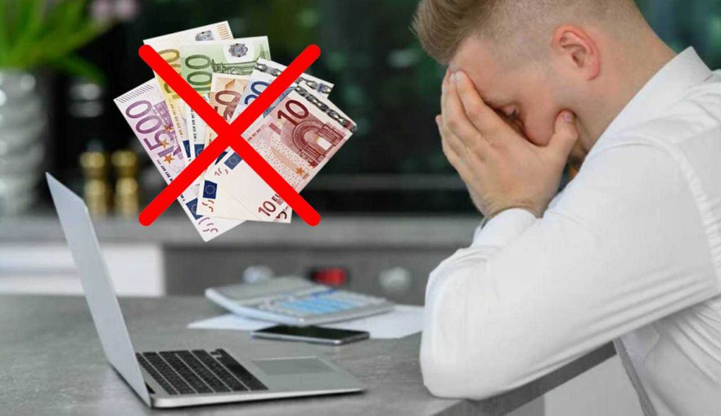 Uomo disperato e sanzioni (Depositphotos foto) - www.notiziesecche.it
