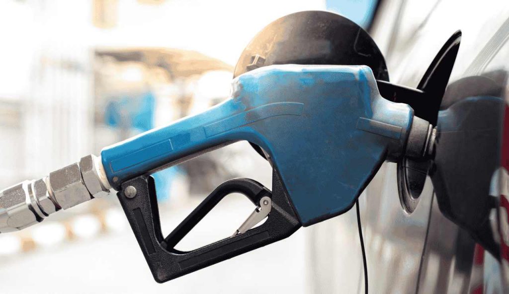Fare Benzina: c’é un giorno preciso per risparmiare e in pochi lo sanno | Il Rifornimento si fa solo in queste date