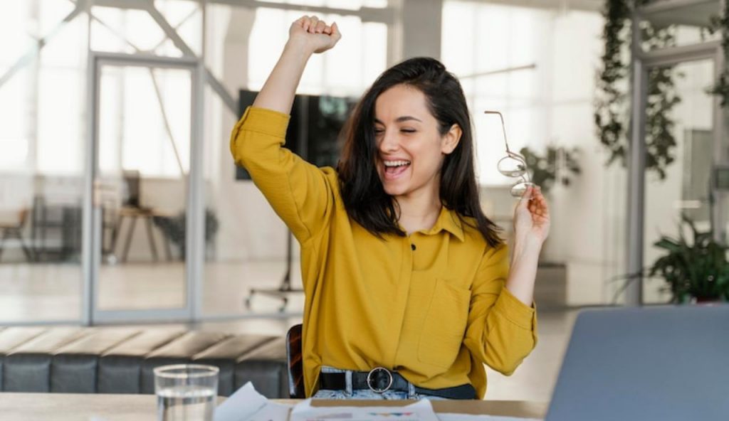 Donna felice a lavoro