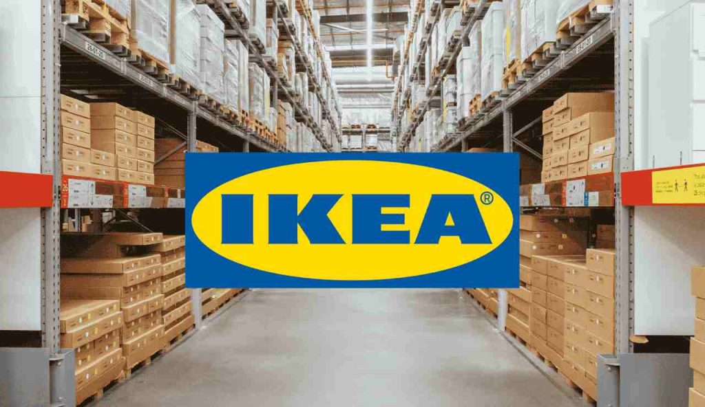 Con un gesto il DIVANO IKEA diventa un letto matrimoniale: geniale | Gli ospiti dicono che é comodissimo
