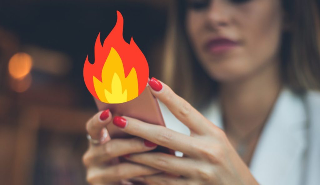 Illustrazione di un telefono che va a fuoco (Canva FOTO) - notiziesecche.it