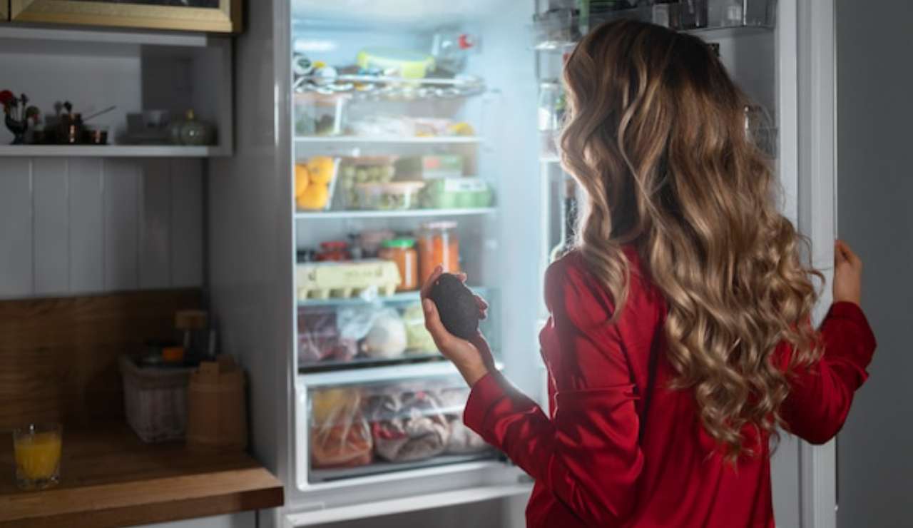 Donna al frigorifero