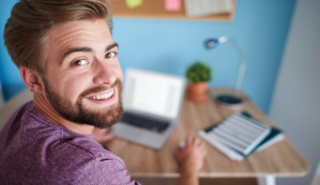Uomo felice a lavoro