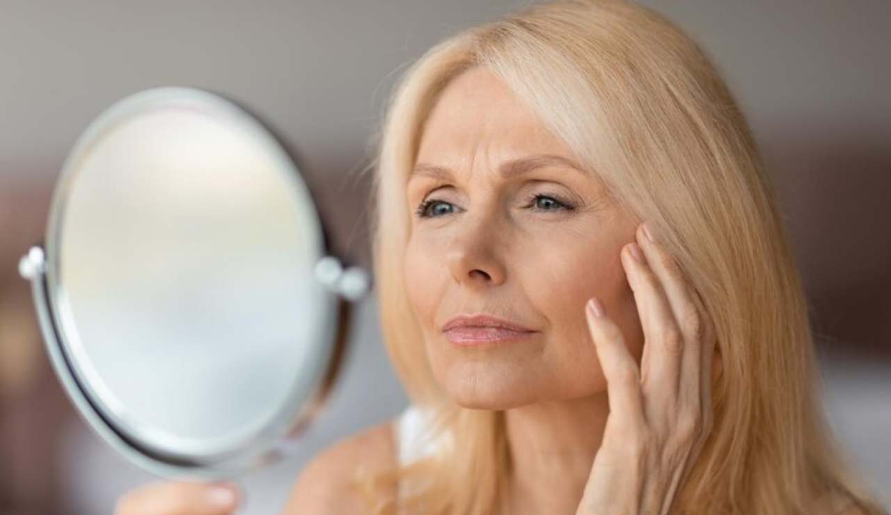 Donna si controlla le rughe