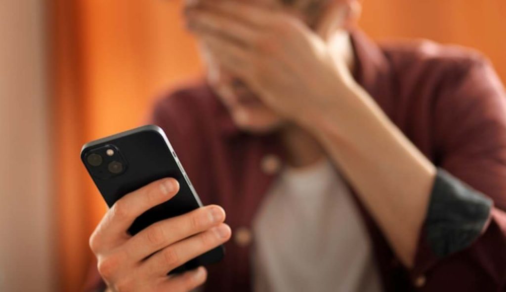 Persona sconvolta al cellulare