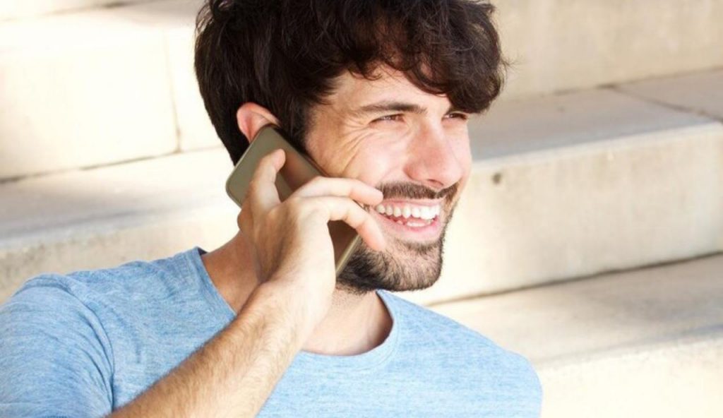 Giovane con smartphone