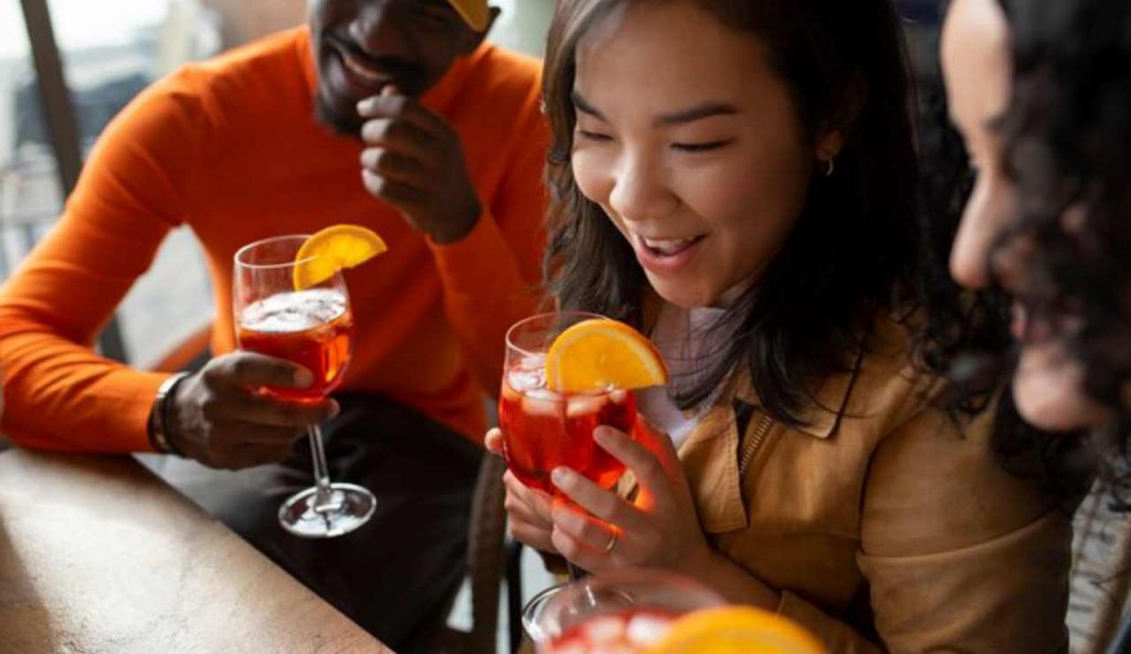Persone che bevono spritz