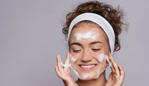 Illustrazione di una skin care (canva FOTO) - notiziesecche.it
